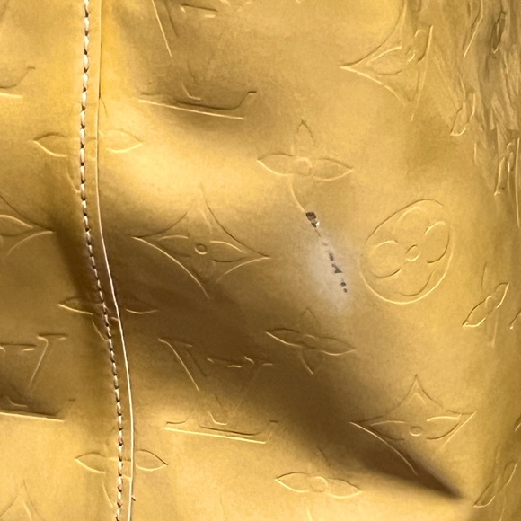 Authentic Louis Vuitton Monogram Vernis Reade MM Tote Bag - Picture 7 of 13